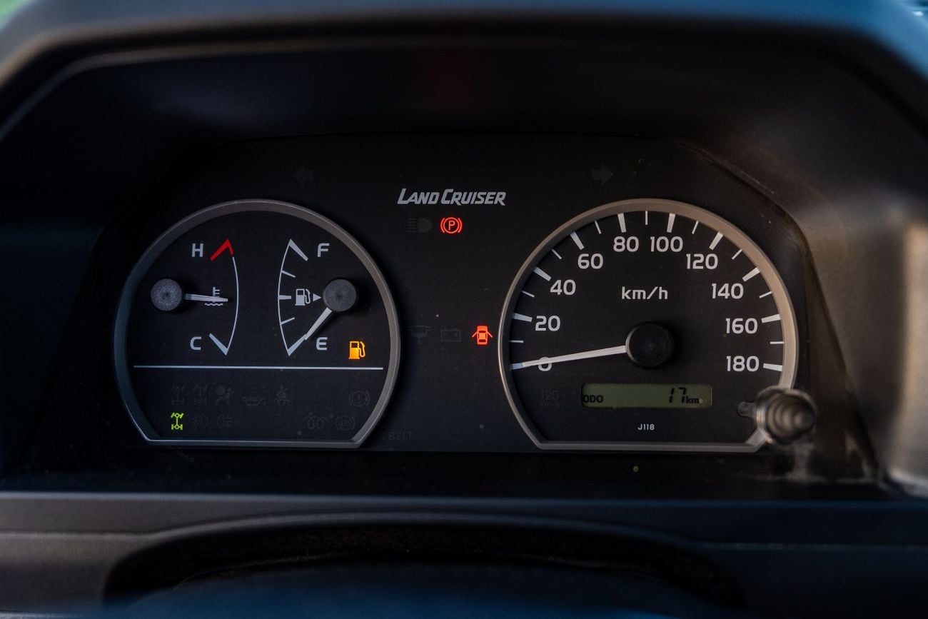 تويوتا لاند كروزر 76 Toyota Land Cruiser 2025 LC76 9-seater 4.2Ldiesel manual 4x4