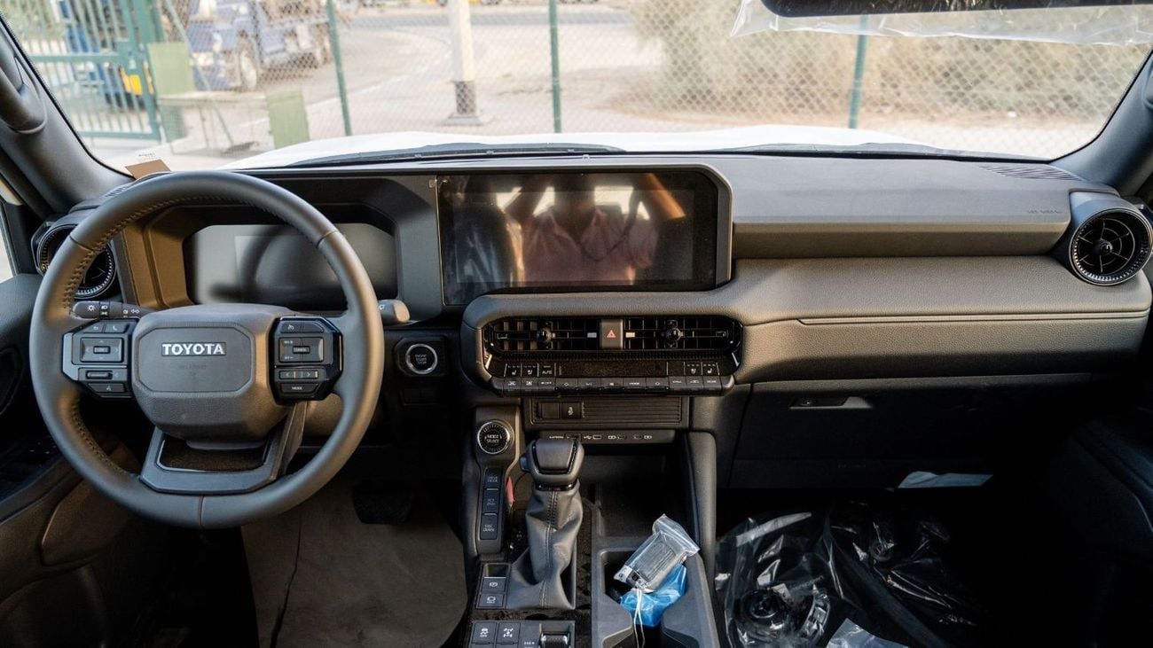 تويوتا برادو 2.8T DSL All Rounder . Four Wheel Drive , 7 Seats . 5 Door . Automatic