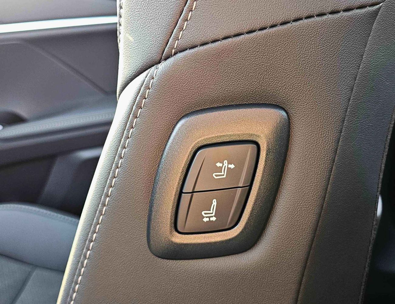 Toyota Camry S SPORT /  2.0L V4 PETROL /  PWR SEATS WITH HEADUP DISPLAY / PANORAMIC ROOF (CODE # 69063)