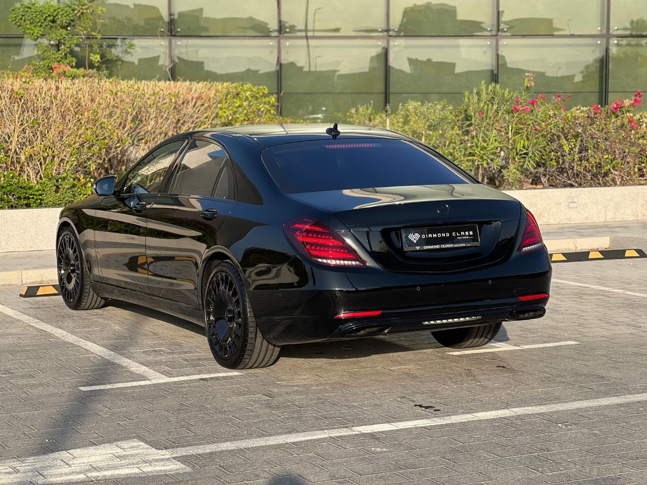 Mercedes-Benz S 560 Std 4.0L (469 HP) 4.0L (469 HP)