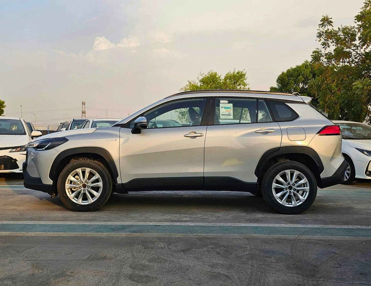 تويوتا كورولا كروس HYBRID /1.8L A/T / FULL OPTION / SUNROOF, LEATHER/ 17" ALLOY WHEELS/CODE#XLE