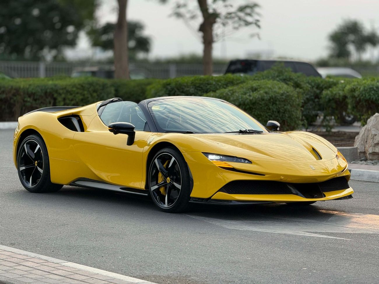 فيراري SF90 سبيدر GCC SPEC NEAT AND CLEAN UNDER WARRAANTY