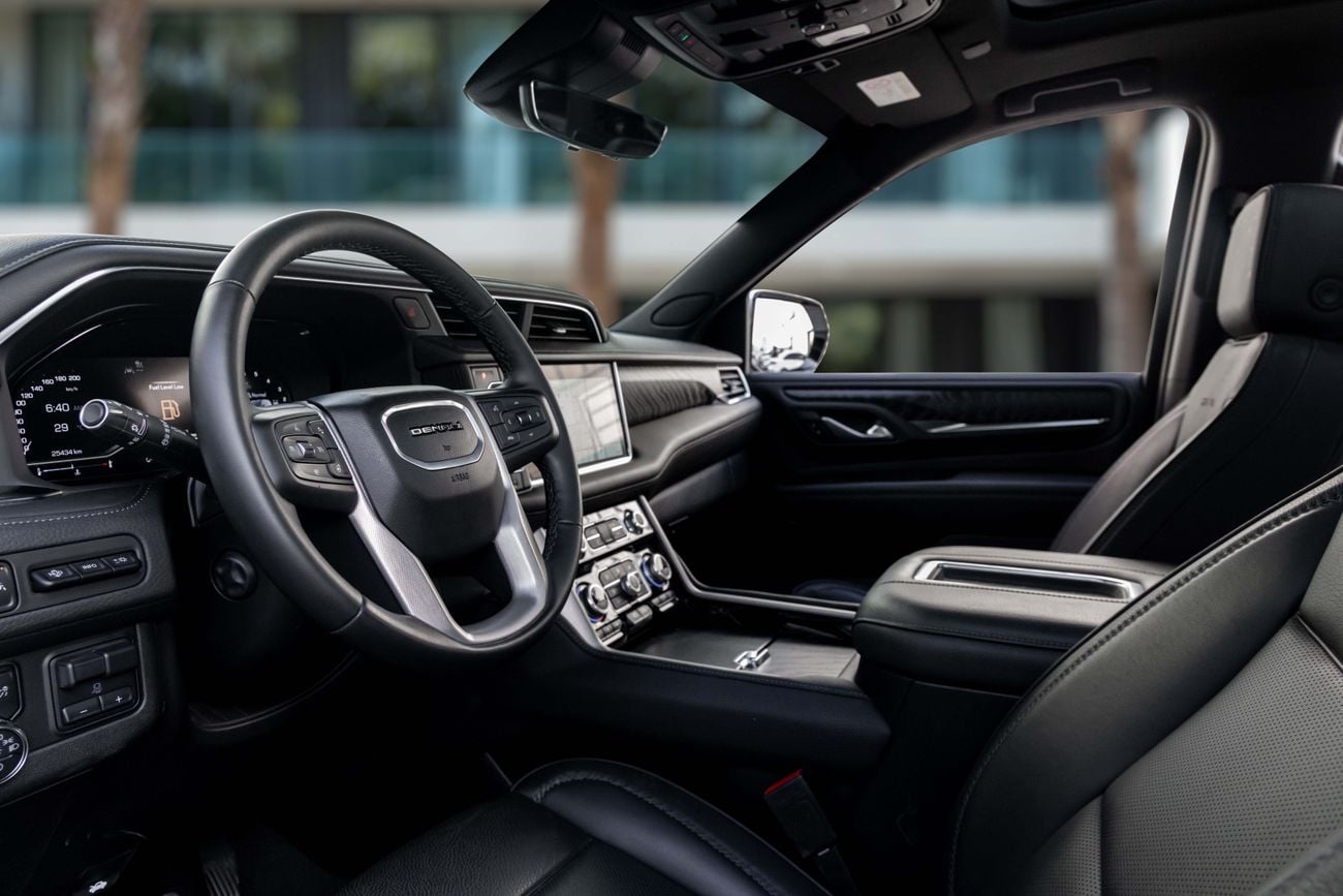 جي أم سي يوكون Yukon Denali | 4,896 P.M | 0% Downpayment | LOW KMS | FULL OPTION DENALI!