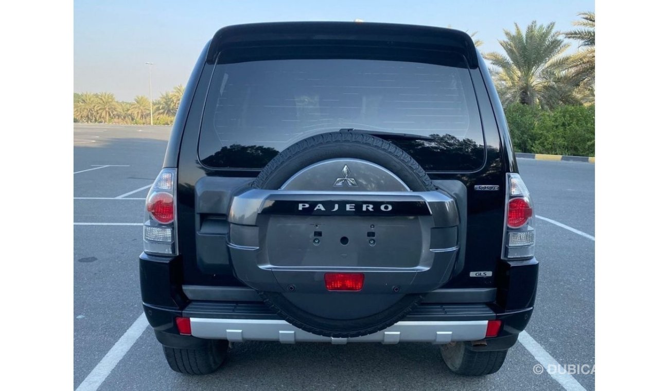 Mitsubishi Pajero GLS Highline Top Mitsubishi Pajeri 2015 GCC V6 3.8L Original Paint - Full Option - Perfect Condition