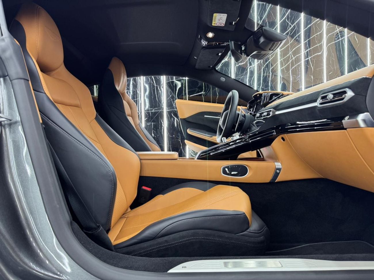 Aston Martin Vantage Standard V8