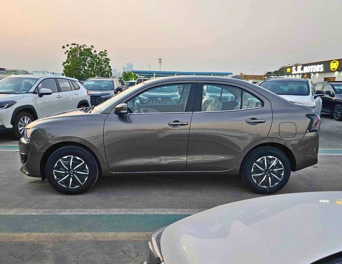 سوزوكي دزاير GLX HYBRID 1.2L V4 A/T / PUSH START / DVD / REAR PARKING SENSOR (CODE # DZHXG)