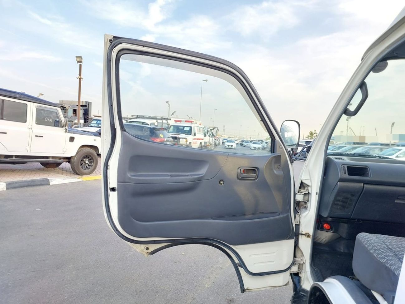 تويوتا هاياس TOYOTA HIACE COMMUTER VAN RHD 2003 MODEL 3.0 L DIESEL AUTOMATIC(PM03773)