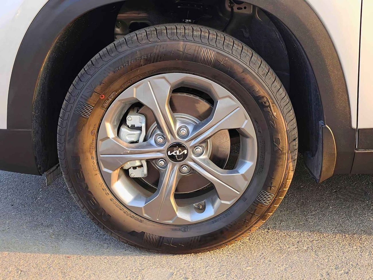 Kia Seltos DUAL TONE, 1.5L V4 PETROL, WITHOUT SUNROOF, DVD+ CAMERA (CODE # 68091)