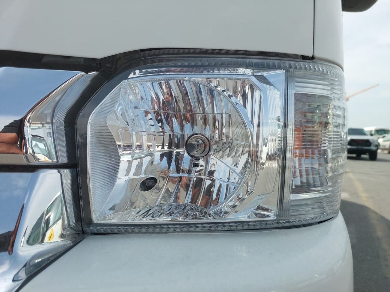 تويوتا هاياس (RAMADAN OFFER) TOYOTA HIACE COMMUTER VAN RHD 2018 MODEL 3.0 L DIESEL AUTOMATIC(PM36021)