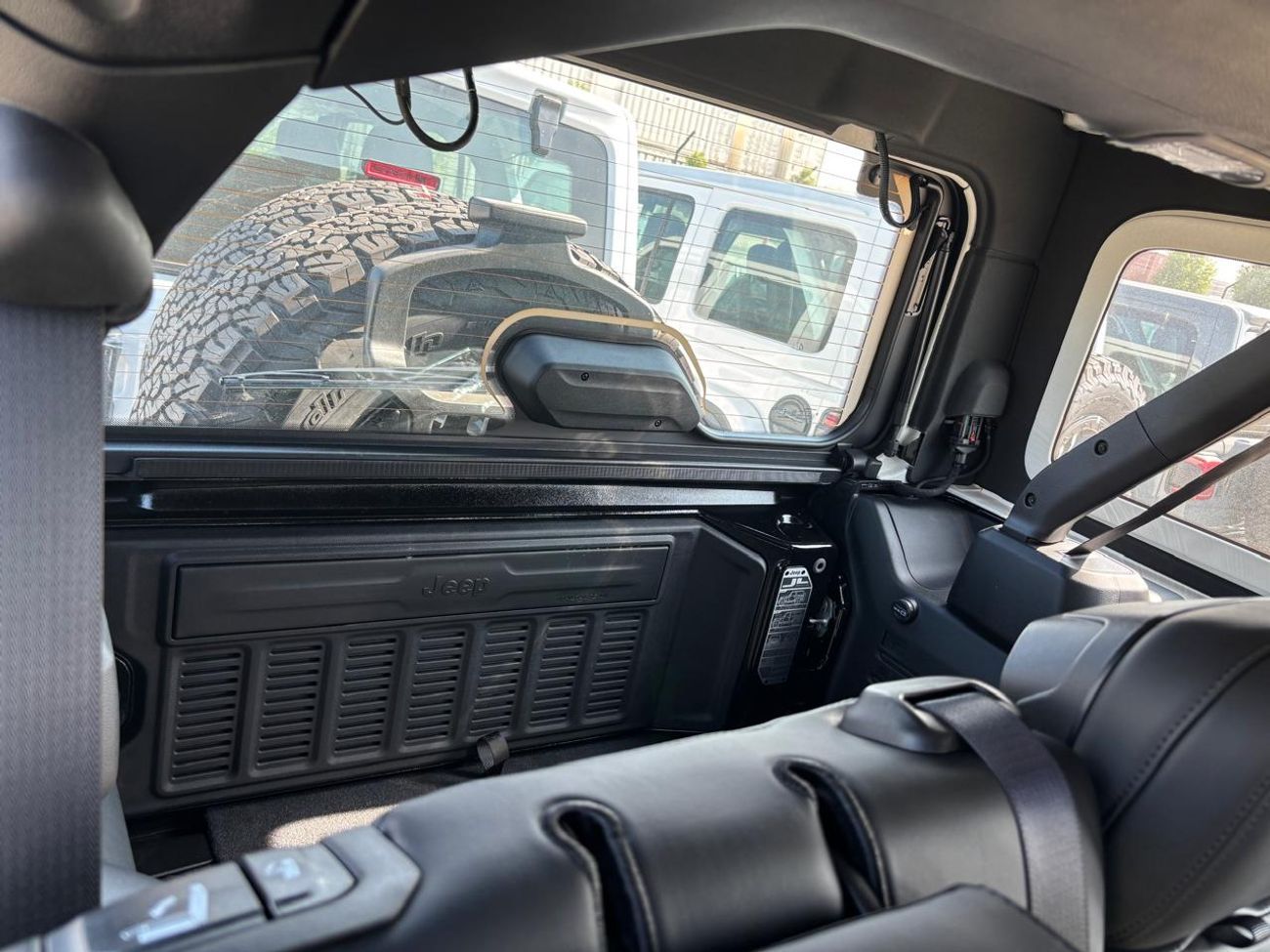 جيب رانجلر RUBICON 2.0L PETROL AUTOMATIC TRANSMISSION ( ONLY FOR RE-EXPORT OUTSIDE GCC COUNTRIES)