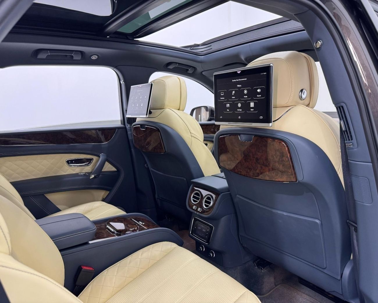 بنتلي بينتايجا First Edition W12 2017 Bentley Bentayga First Edition W12, 2025 Warranty, 2027 Service Pack, Very Lo