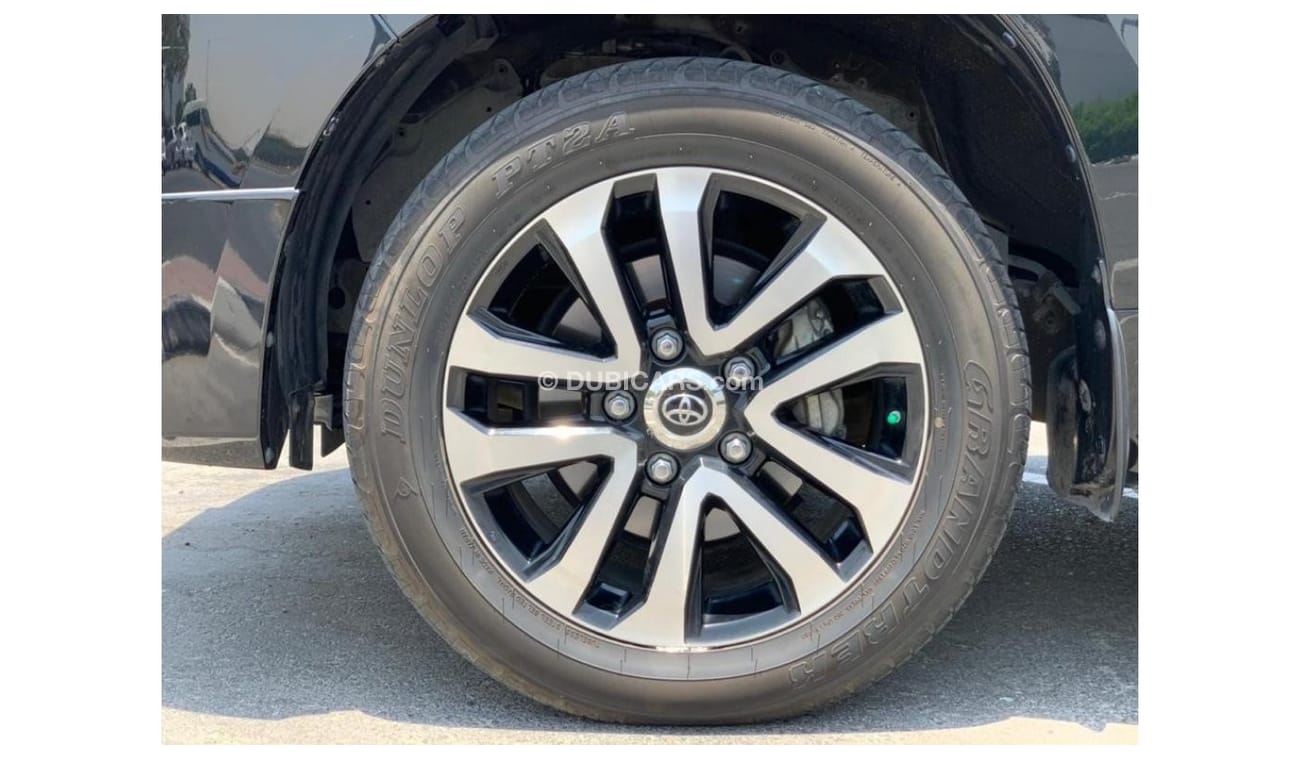 Toyota Land Cruiser VXR 5.7 L "Black Edition" 2018 / GCC Spec