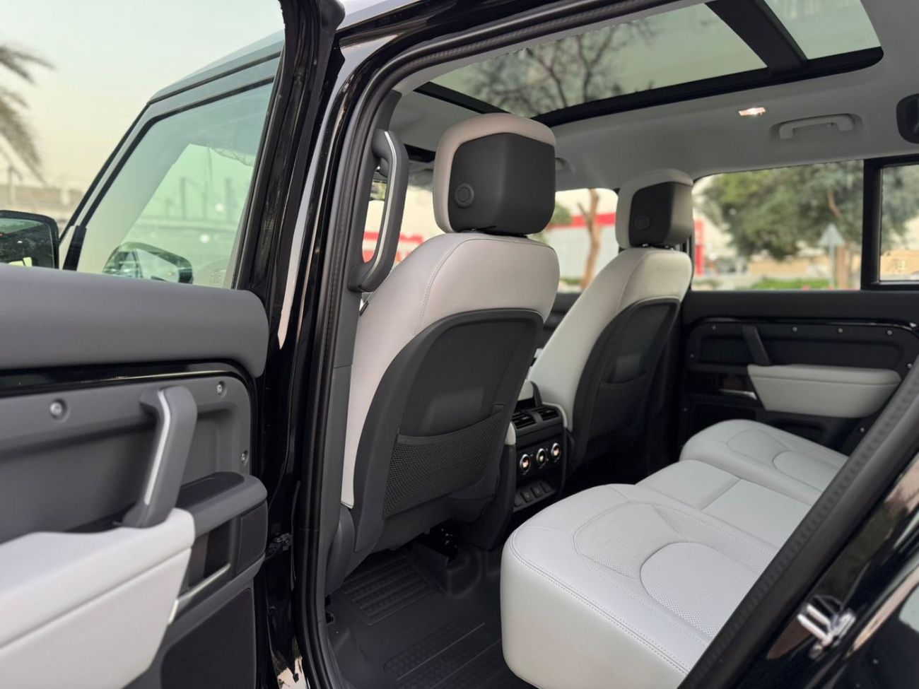 Land Rover Defender P400 110 X-Dynamic HSE 3.0L (5 Seater)