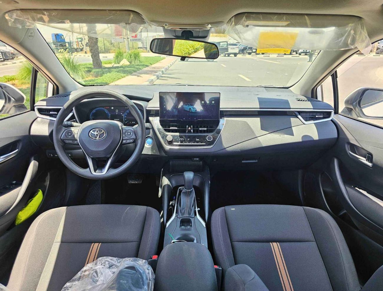 تويوتا ليفين HYBRID LUXURY | 1.8L V4 | SUNROOF DVD + CAMERA | FULL OPTION