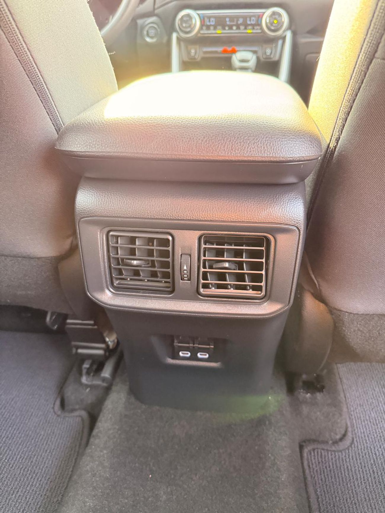 تويوتا راف ٤ XLE 2.5 L | Sunroof, push start 2024 model