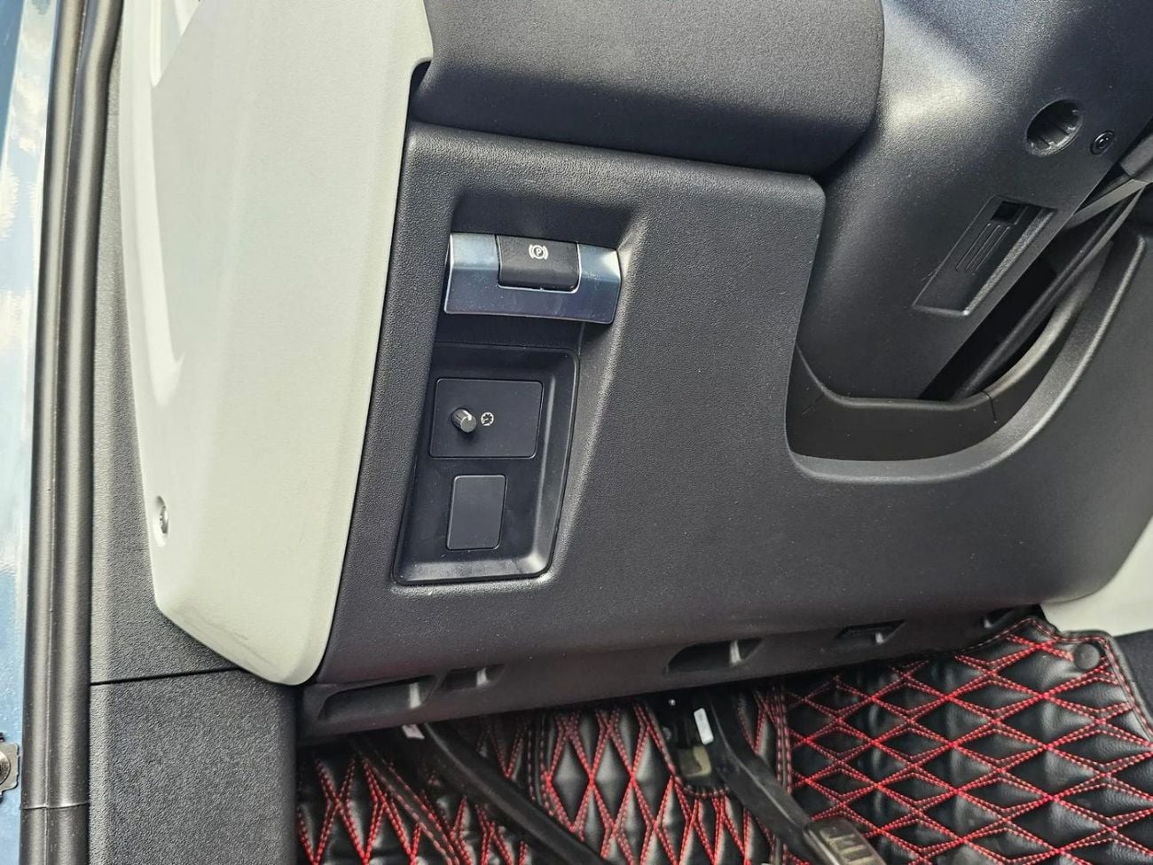 Land Rover Defender D300 Lhd 3.0L Diesel engine 4WD Automatic Gear 5seats 5 Doors