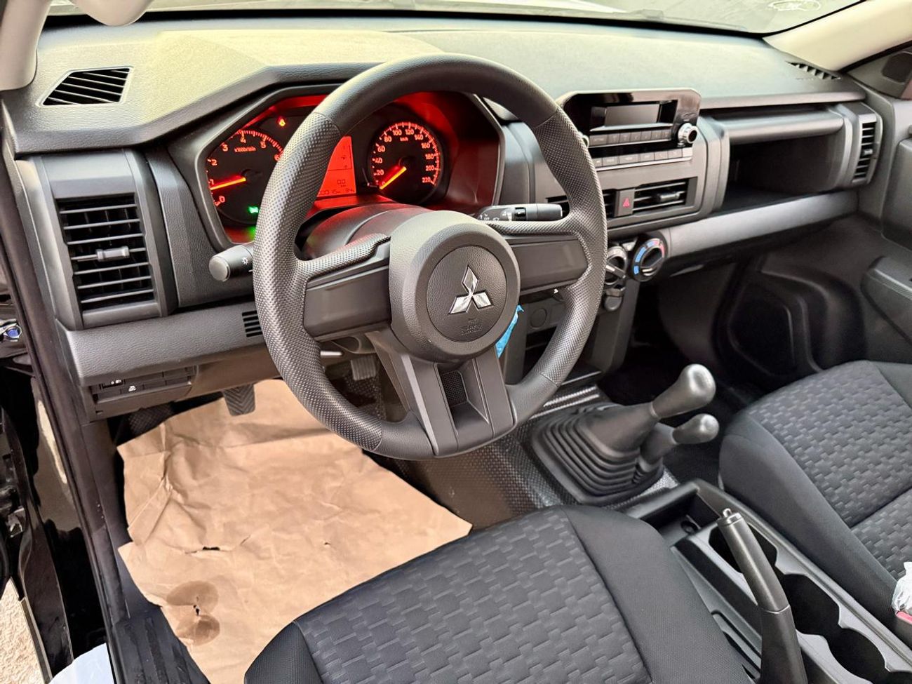 Mitsubishi L200 Mitsubishi L200 manul gear  4*4. Model. 2025. Black