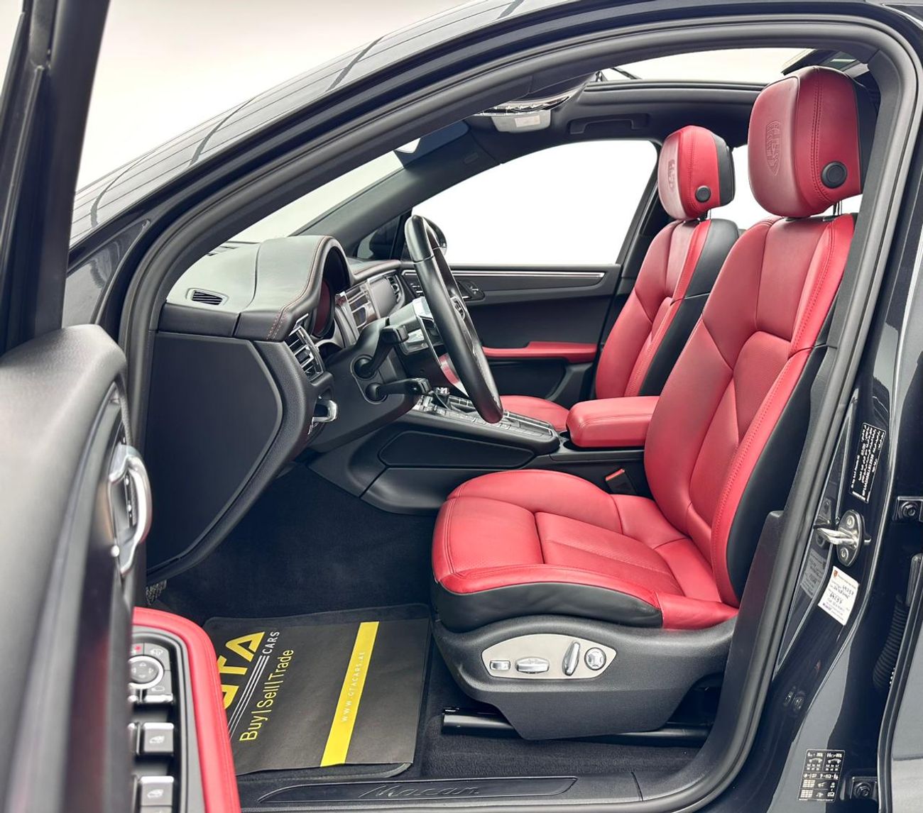 Porsche Macan 2020 Porsche Macan, 1 Year Unlimited Km Warranty, Porsche Full Service History, GCC