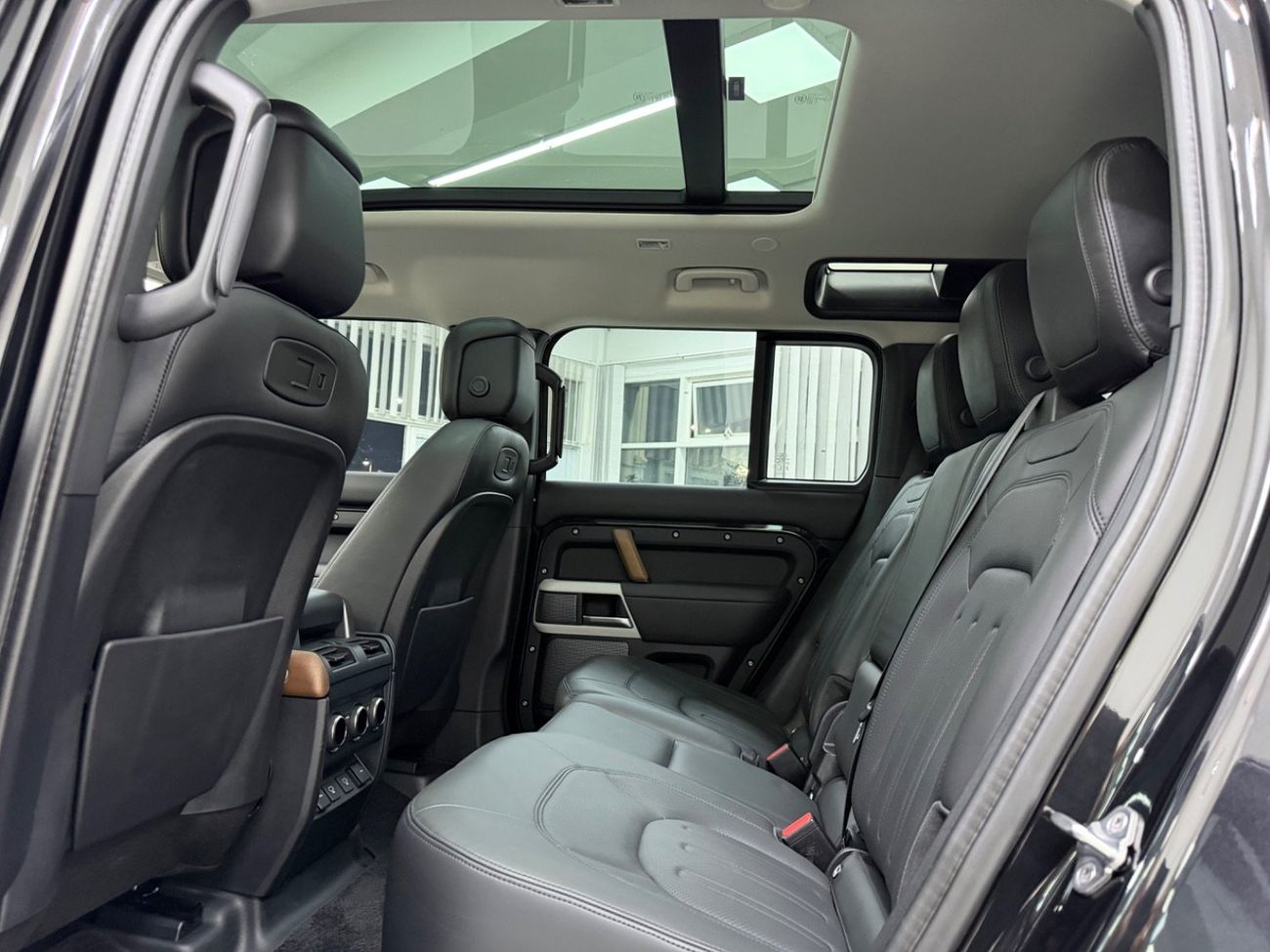 لاند روفر ديفندر P400 110 HSE 3.0L (5 Seater)