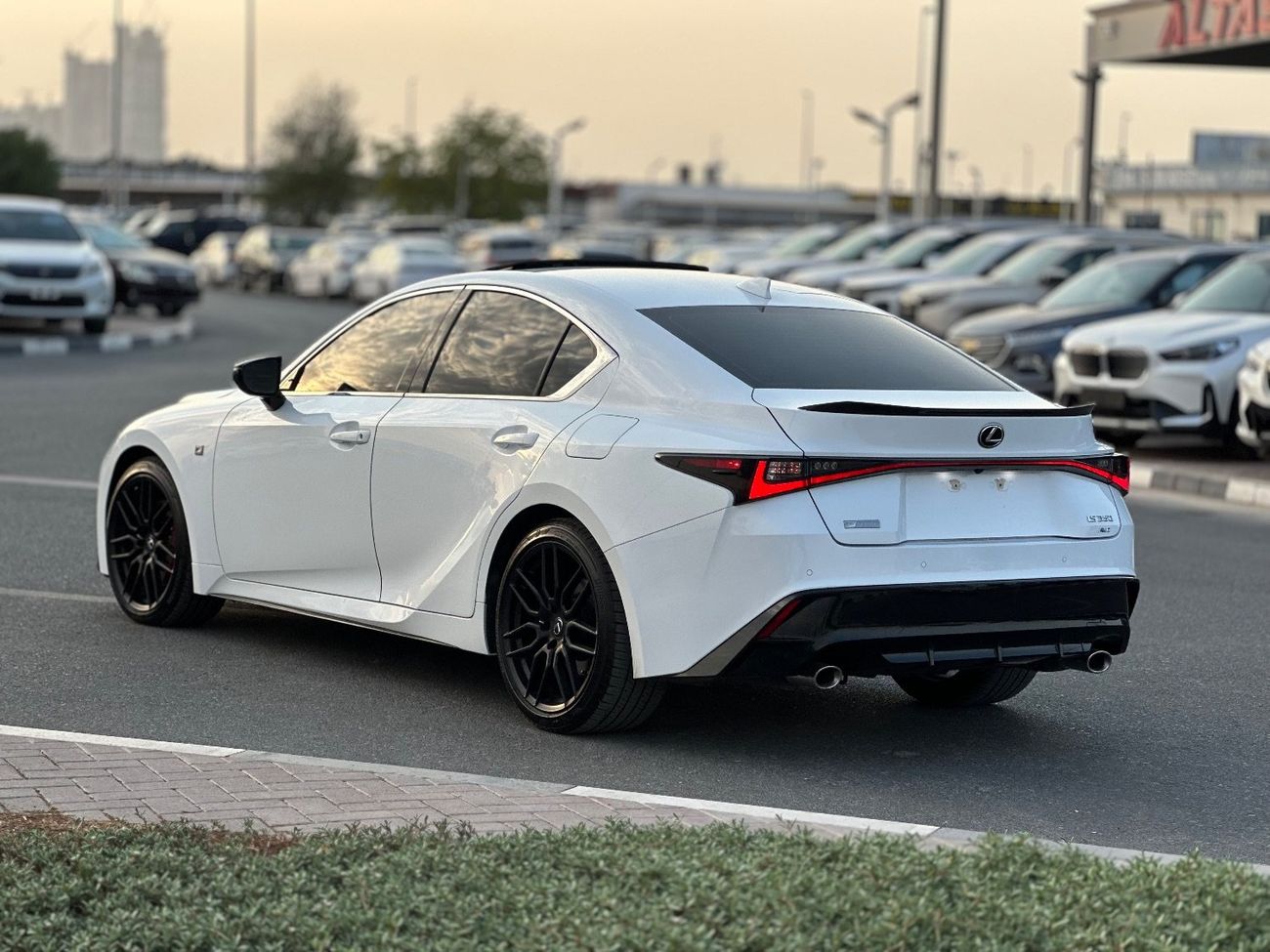 Lexus IS350 F Sport Platinum AWD 3.5 L | Cooling and heating seats | Radar, Road Assist system | Full option