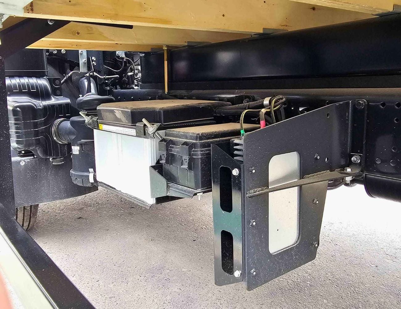 ميتسوبيشي فوسو كانتير CARGO Z87 WITH ABS / 170L 2 TANKS / 4.2T DIESEL V6 M/T (CODE # CMCAR)