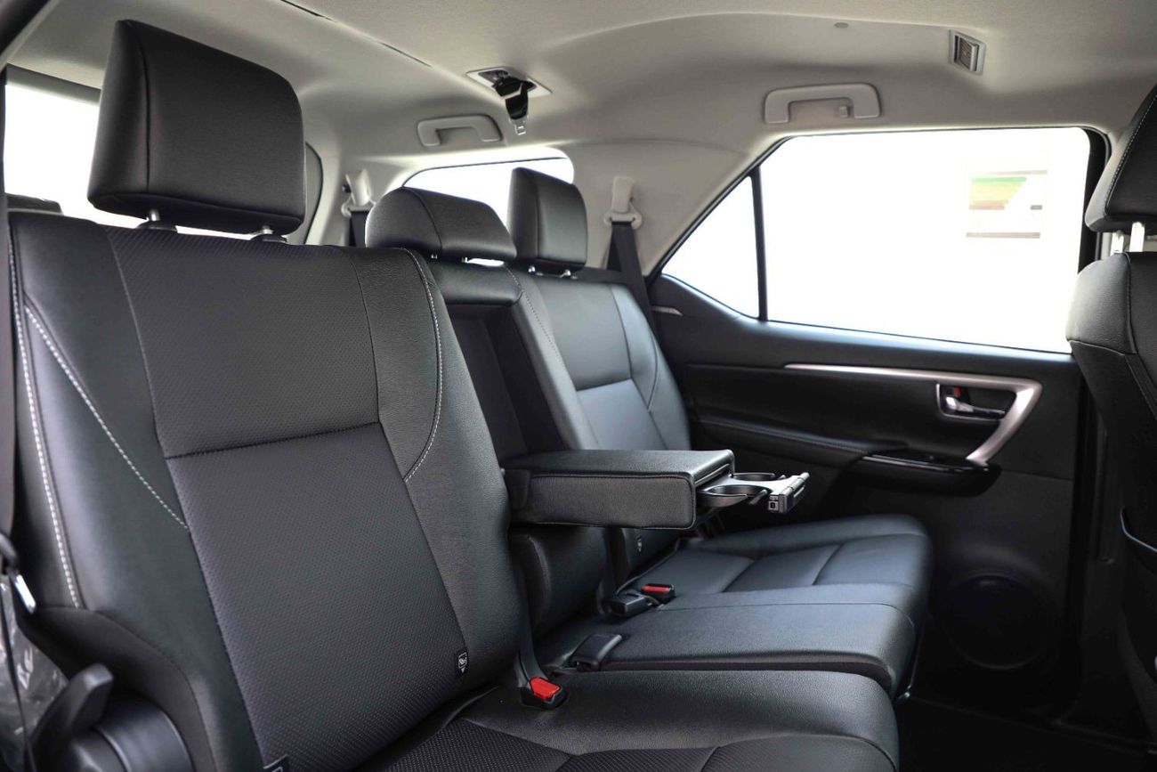 تويوتا فورتونر تويوتا فورتشنر 2024 4.0 4x4 HI - أسود اتيتيود من الداخل أسود | تصدير فقط