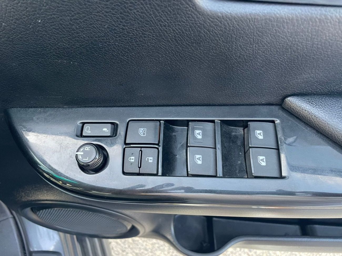 تويوتا هيلوكس SR5 FULL OPTION EXPORT FROM AUSTRALIA