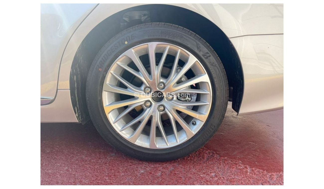 تويوتا كامري ويوتا كامري 3.5 لتر سيدان دفع امامي موديل 2022 لون ذهبي