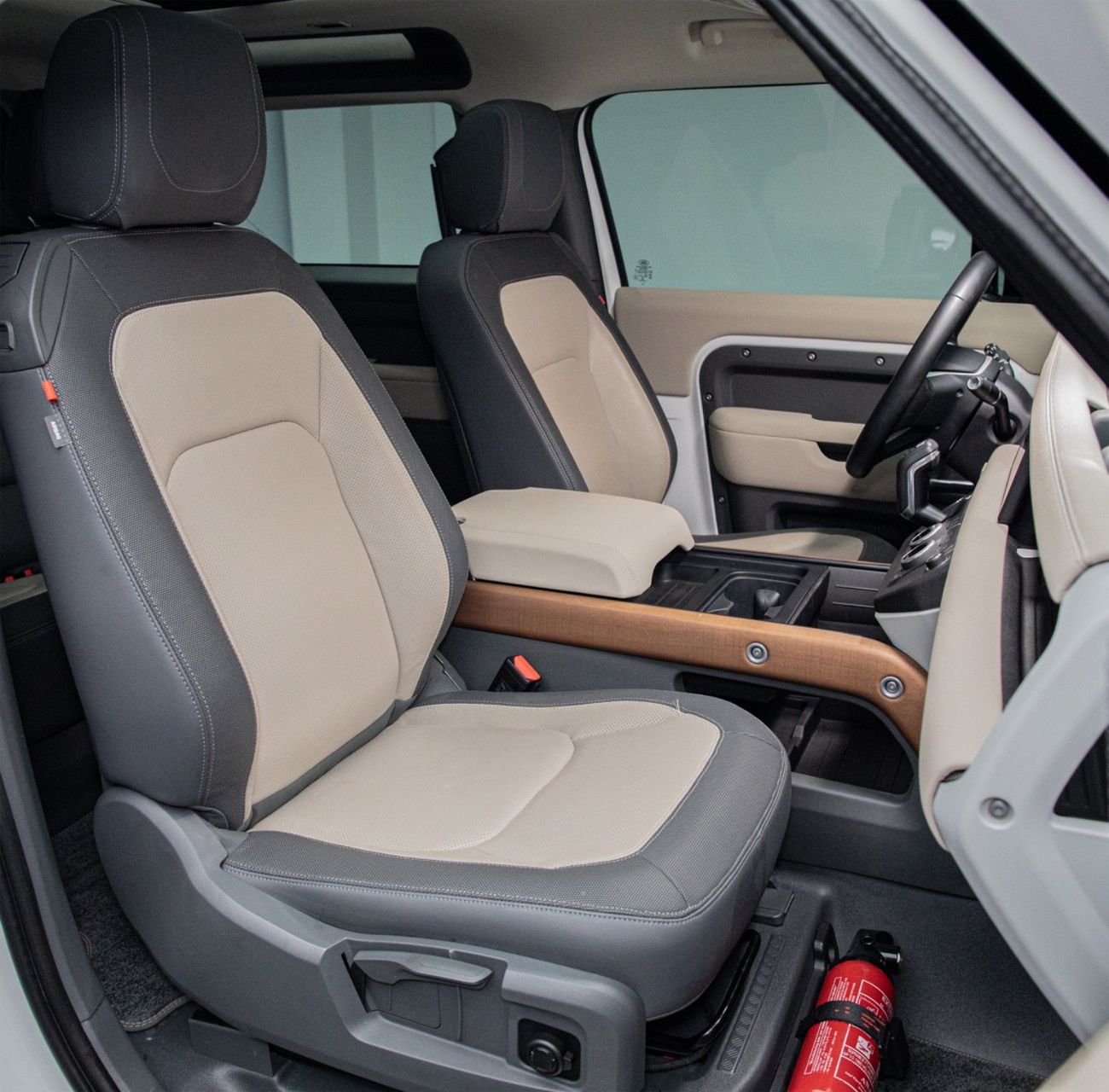 Land Rover Defender P300 90 X-Dynamic SE 2.0L (5 Seater)