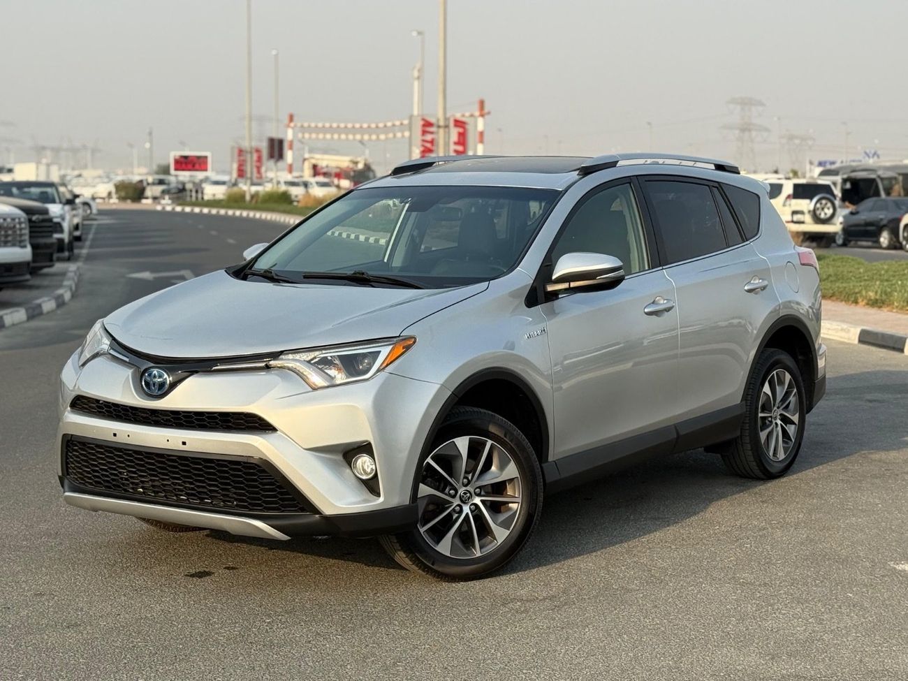 تويوتا راف ٤ XLE Hybrid sunroof,push start full Option