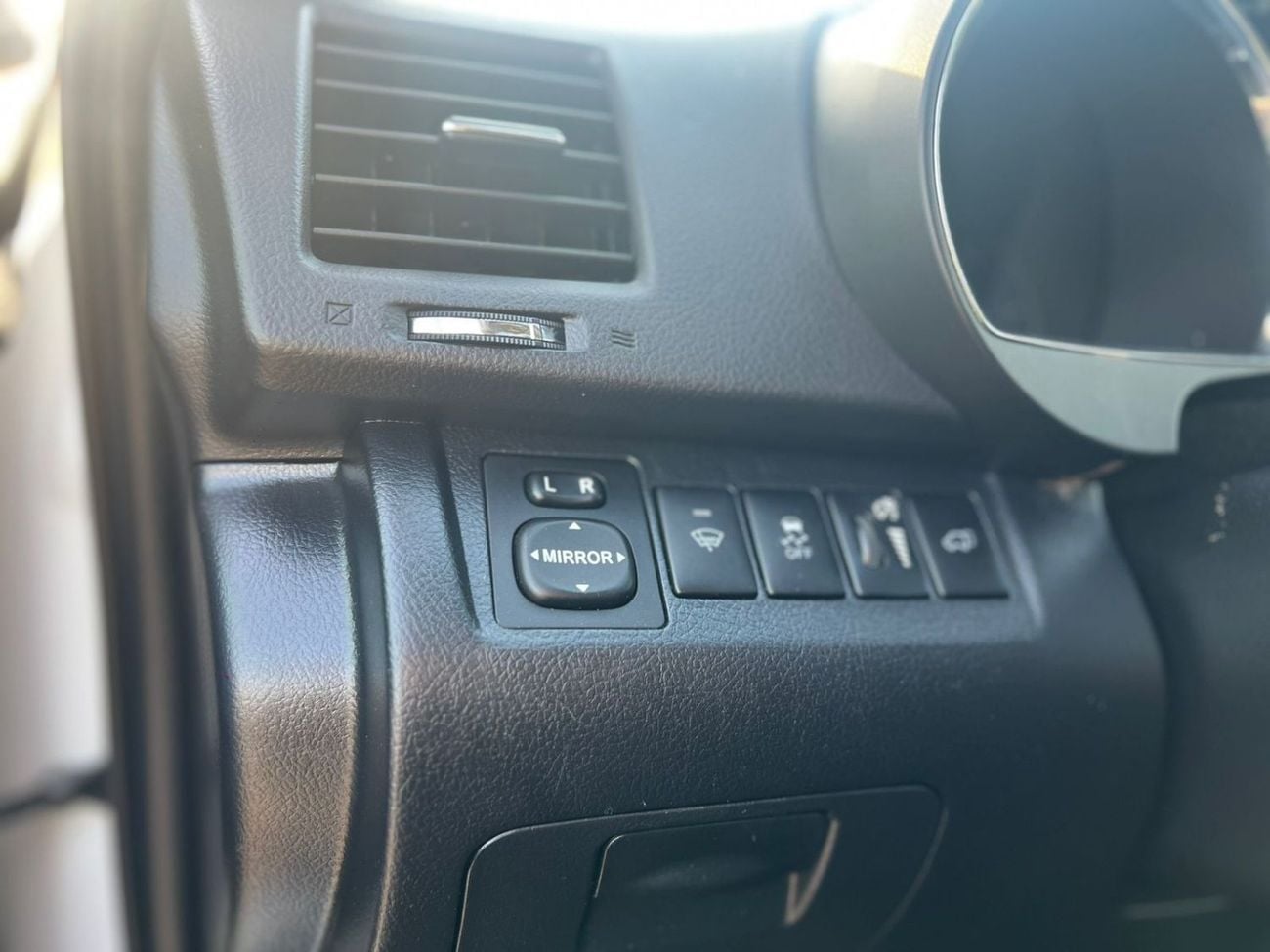 Toyota Highlander  2013 Toyota Highlander Hybrid 3.5L V6 - Rear Camera Leather Seat - Sunroof