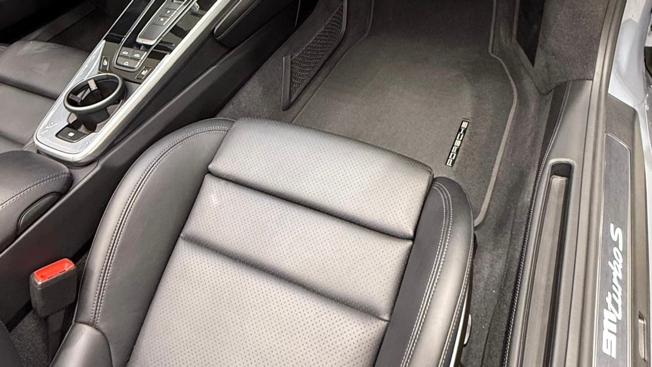 بورش 911 Turbo S 3.8L (640 HP) Convertible