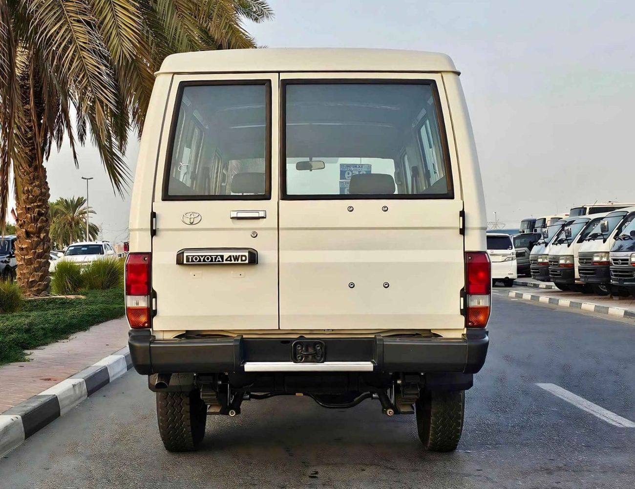 Toyota Land Cruiser 70 LC 78 HARDTOP 4.0L MT TOYOTA LAND CRUISER HARDTOP LC 78 / DIESEL 4.2L / 3 PORTAS Preço especial para Angola com Portes Inc