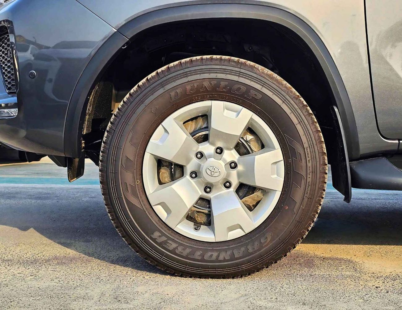 Toyota Fortuner 2.4L V4 DIESEL / MANUAL A.C / DIFF LOCK / OVER FENDER / MID OPTION 4WD (CODE # FD24B)