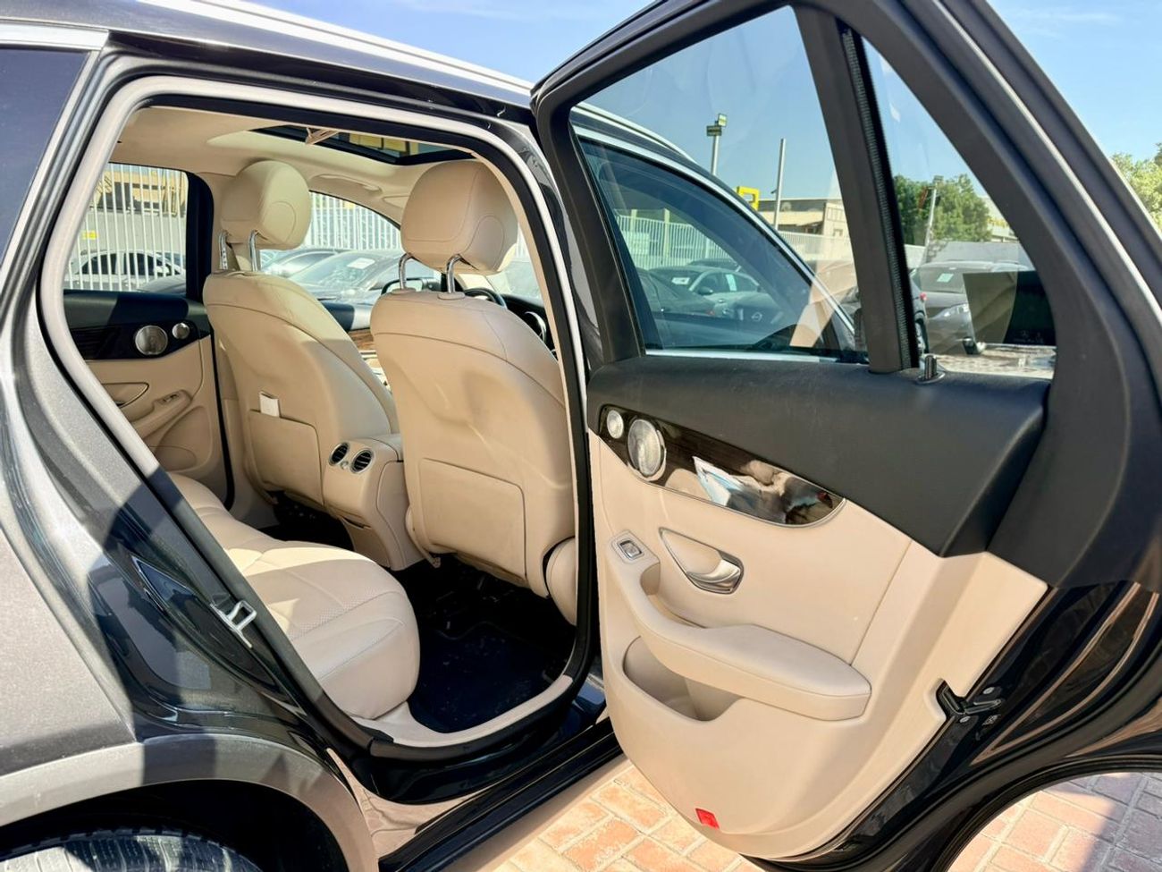مرسيدس بنز GLC 300 2020 Mercedes benz GLC C300 4matic 4x4 full option Panoramic roof. 360 cameras. Auto parking etc