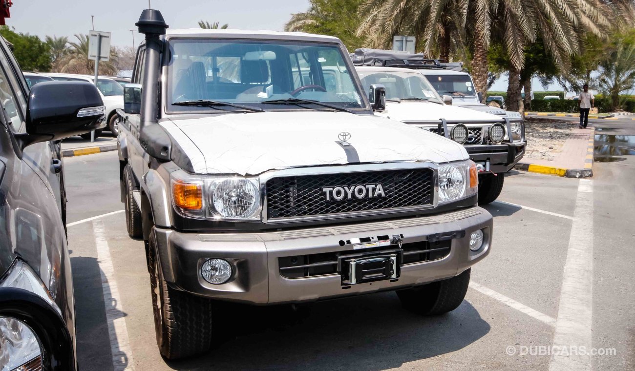 Toyota Land Cruiser Pick Up 79 Double Cab LX V6 4.0L Petrol 6 Seat 4WD MT