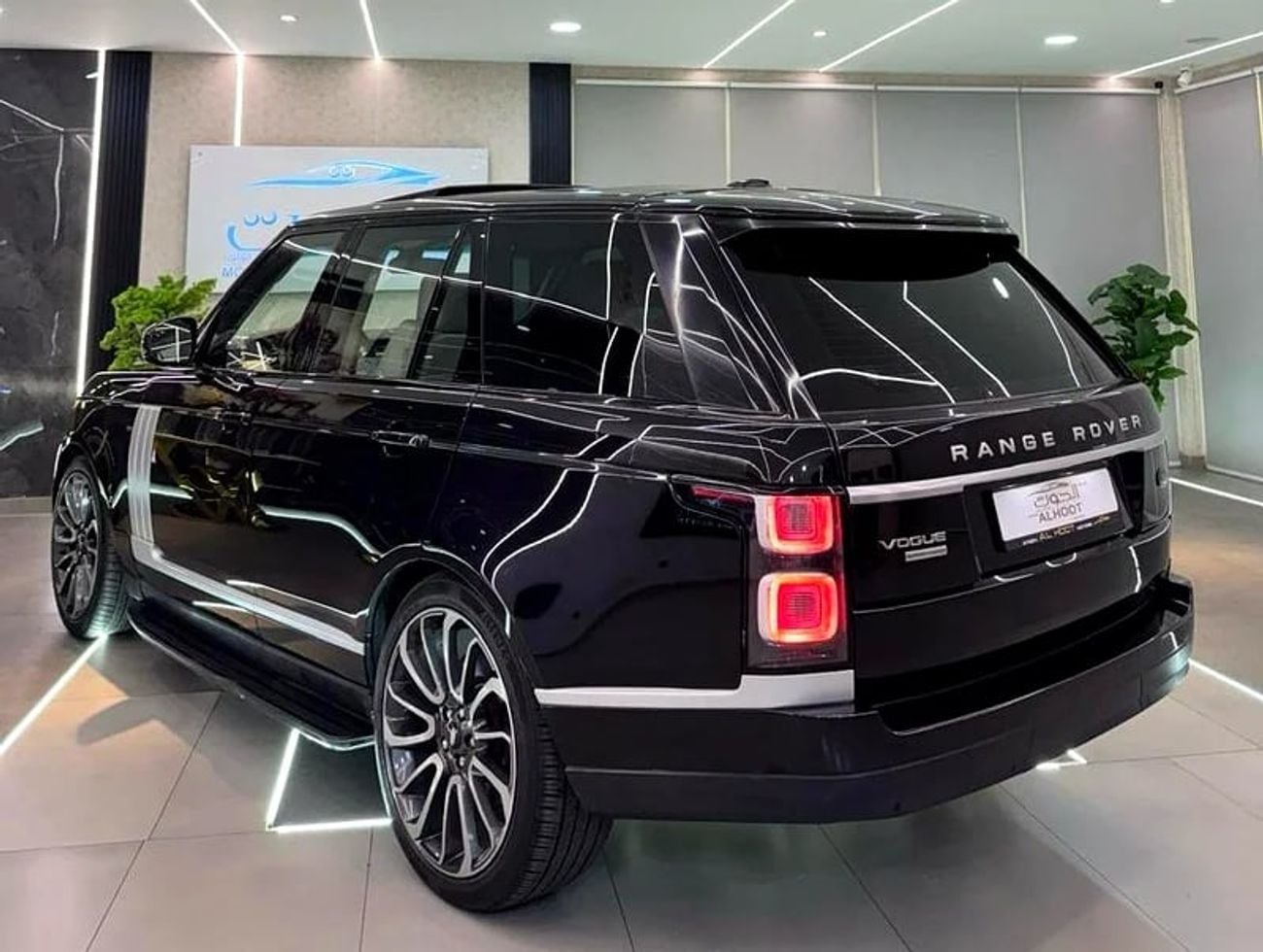 Land Rover Range Rover Supercharged 5.0L SUPERCHARGED VOGUE V8 || GCC II FULLY LOADED || PERFECT CONDITION || 98k