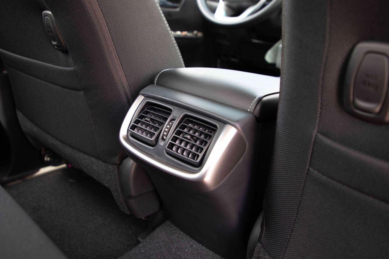 Toyota Hilux 2022 Toyota Hilux 4x4 DC 2.4 HI SR5 - White Pearl inside Black