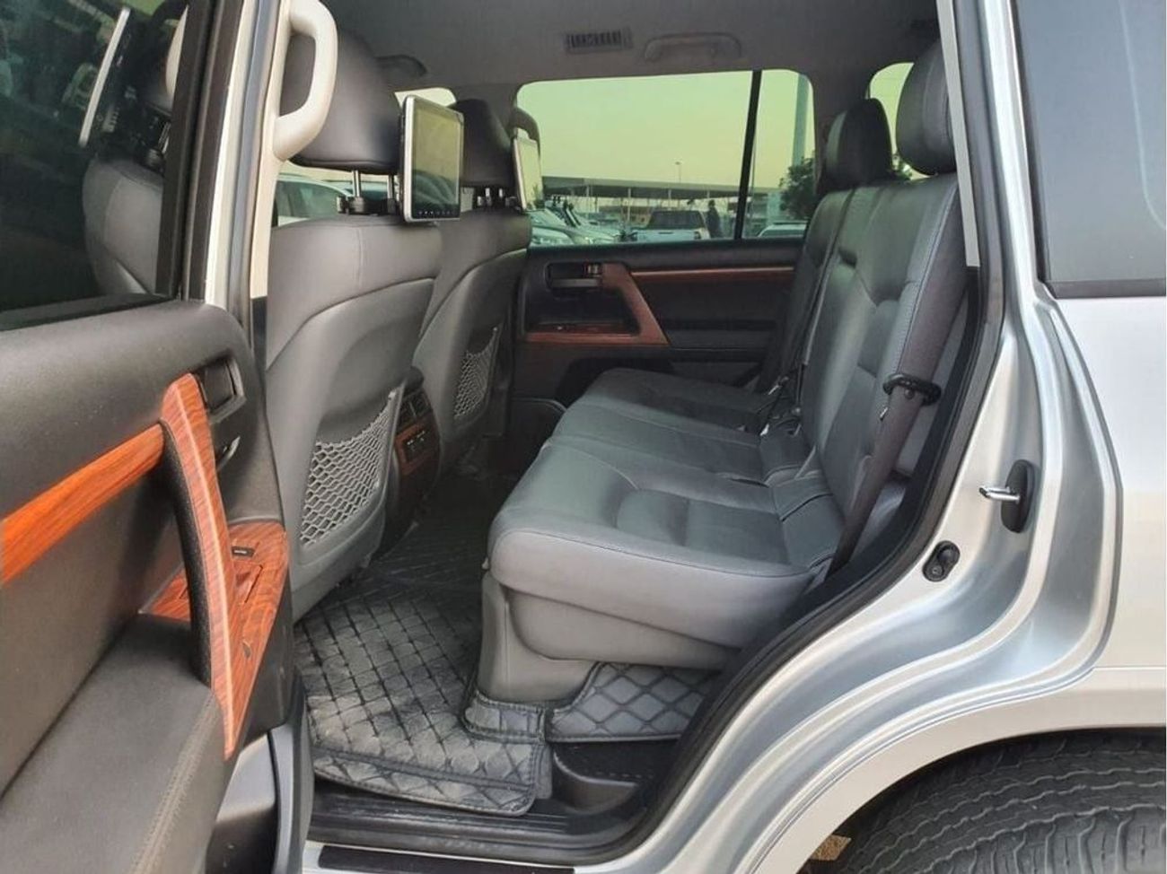 تويوتا لاند كروزر diesel 4.5 liter right hand drive face lift to 2024 model leather seats