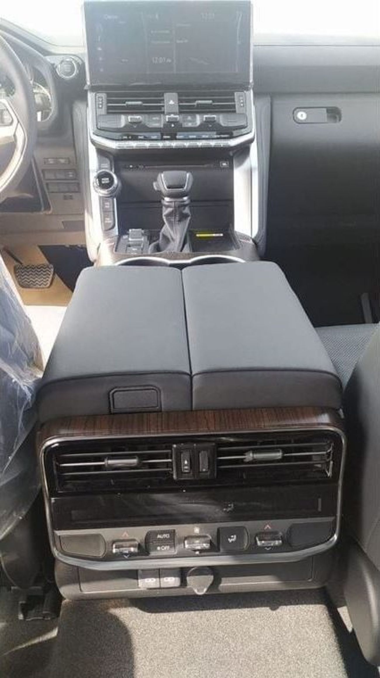 تويوتا لاند كروزر VX 3.3L TOYOTA LC300 VX+ 3.3L TWIN TURBO DIESEL