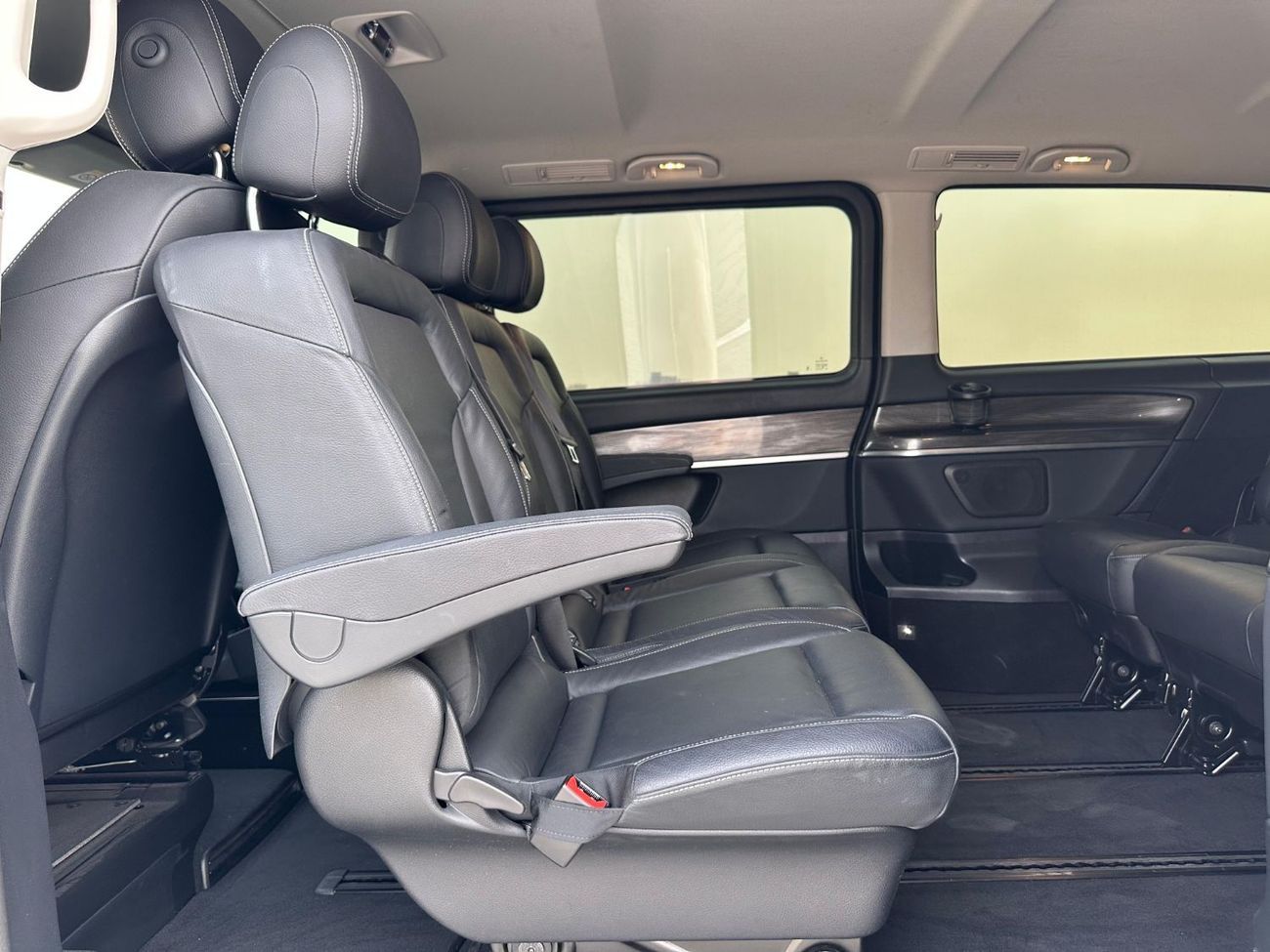 Mercedes-Benz V 250 Std 2.1L MERCEDES V-250 GCC 2024 ORGINAL PAINT // LOW MILEAGE // PERFECT CONDITION