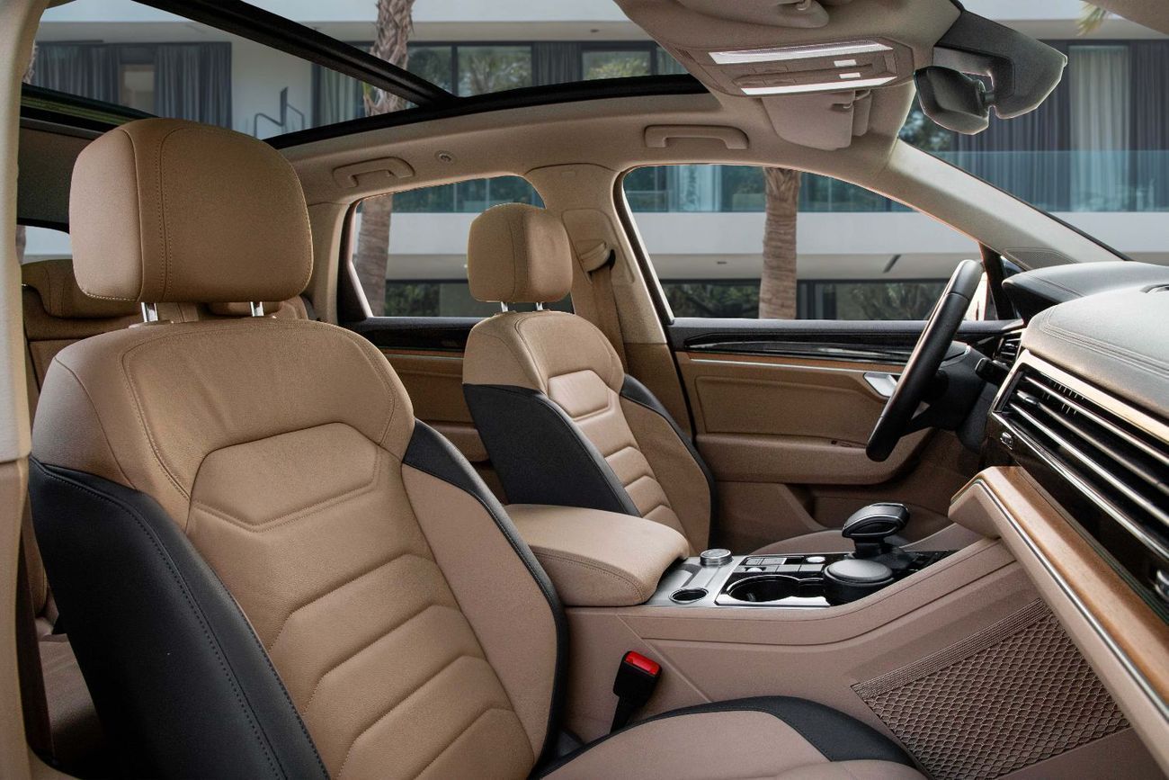 Volkswagen Touareg | 2,634 P.M | 0% Downpayment | Full VW History | Panoramic Roof!