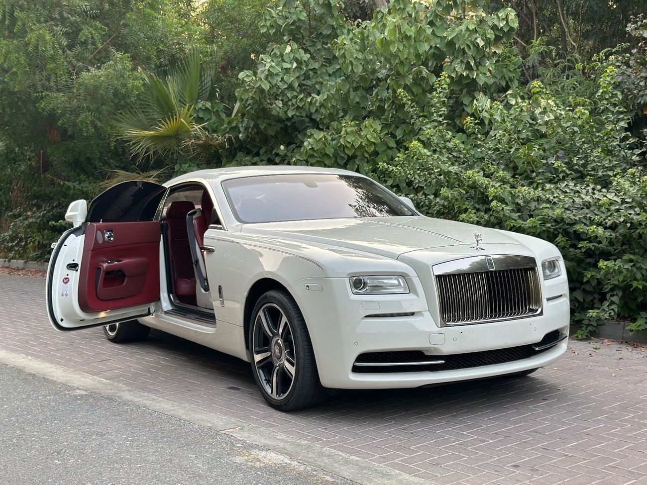 رولز رويس واريث 2015 Rolls Royce Wraith | GCC Specs | 6.6L V12 | 624 HP | 109K KM | Starlight Headliner | Excellent 