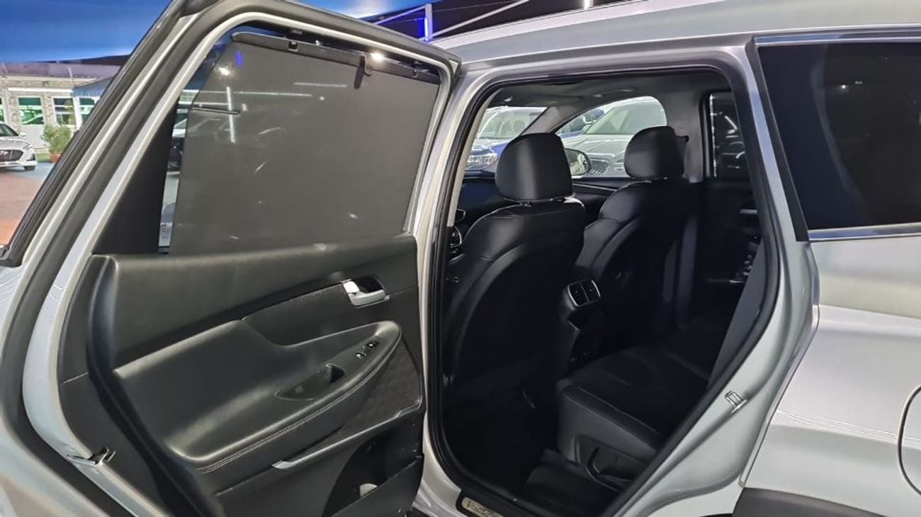 Hyundai Santa Fe the car is in excellent condition like new full full 2019 2.0 turbo there is a discount