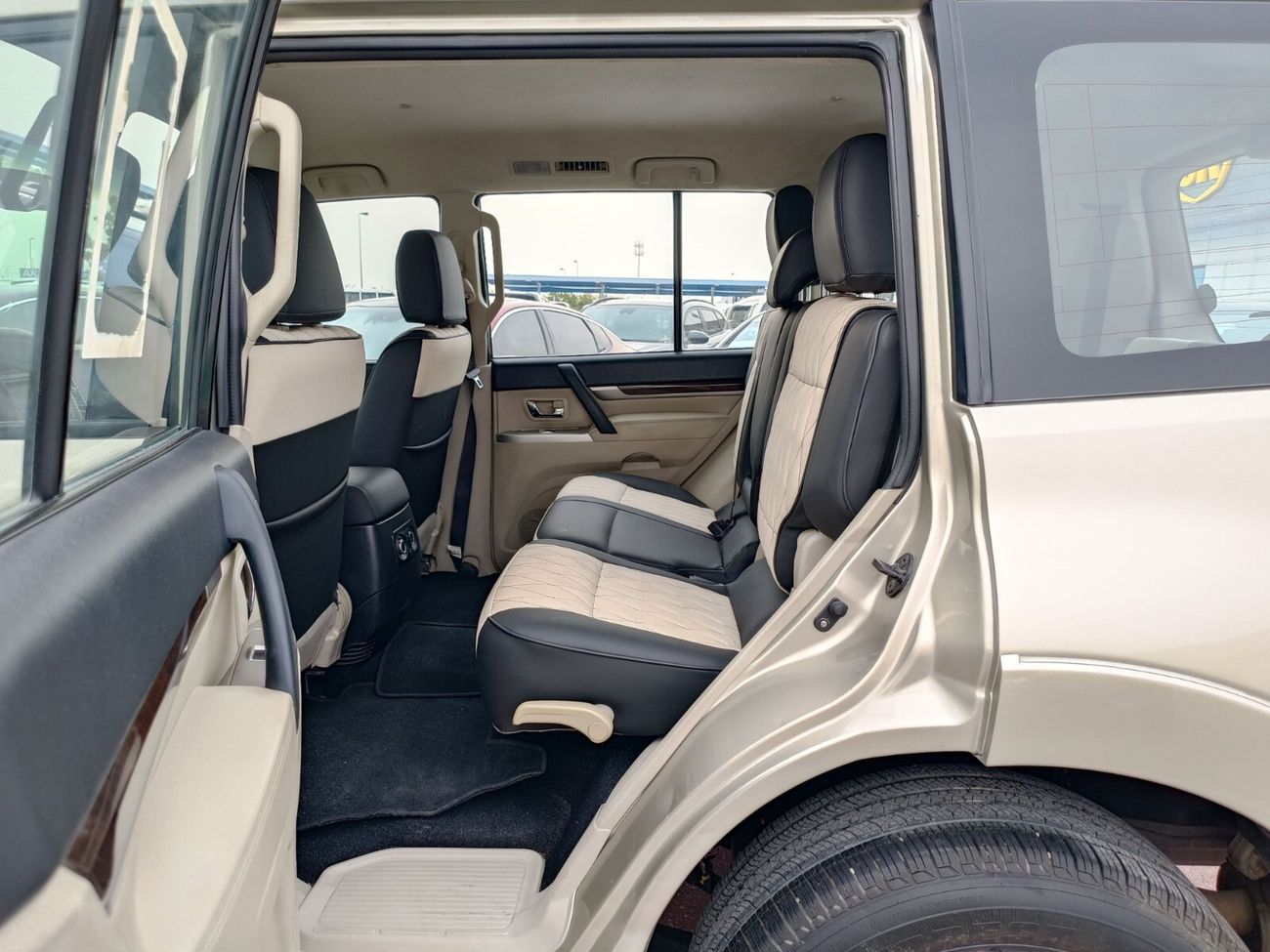 ميتسوبيشي باجيرو / LEATHER SEATS / 4WD / LOT#16714