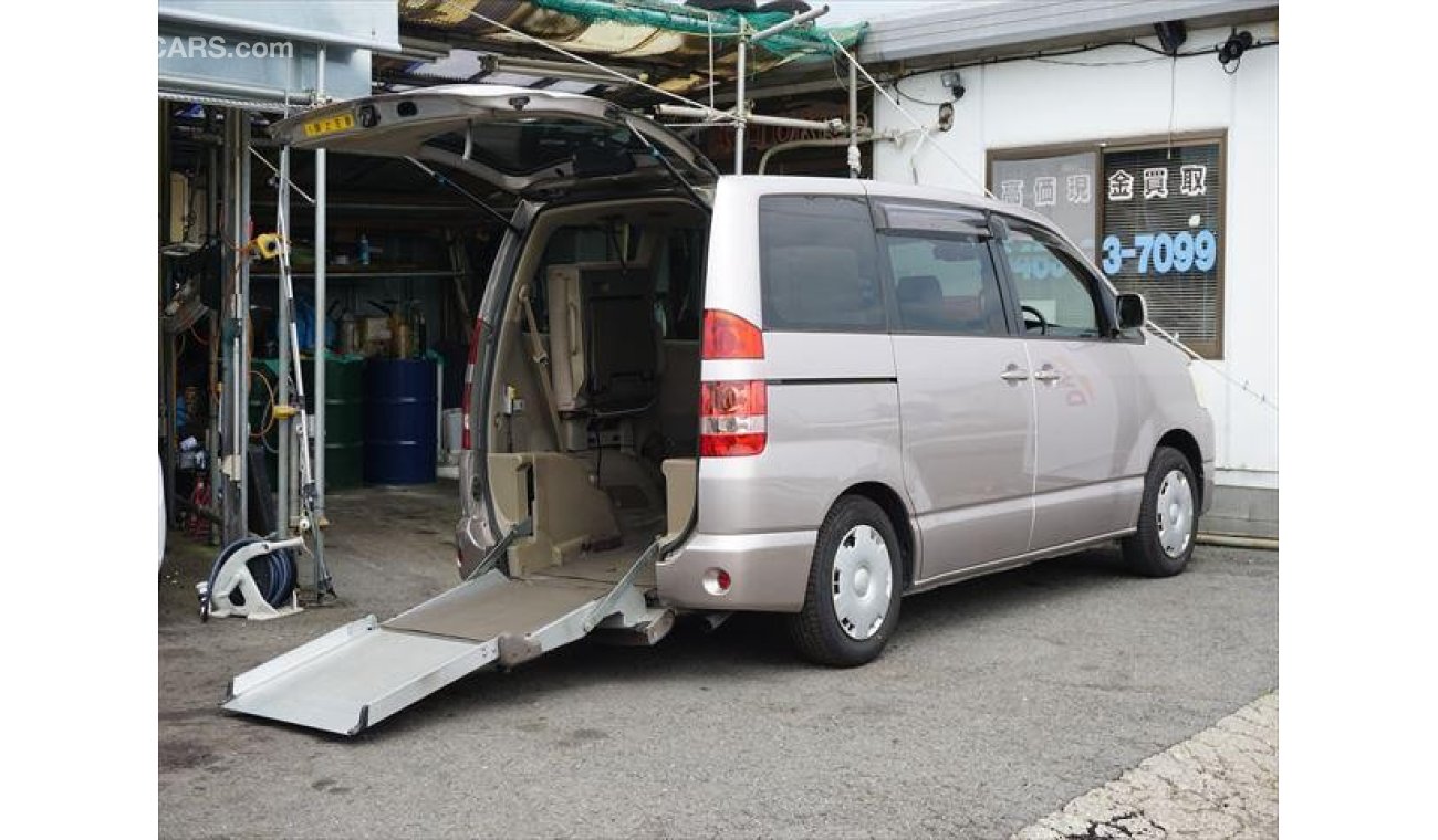 Toyota Noah AZR60G