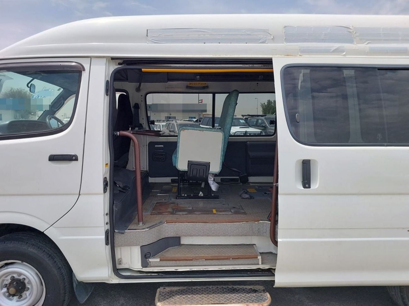 Toyota Hiace TOYOTA HIACE COMMUTER VAN RHD 2001 MODEL 3.0 L DIESEL AUTOMATIC(PM02185)