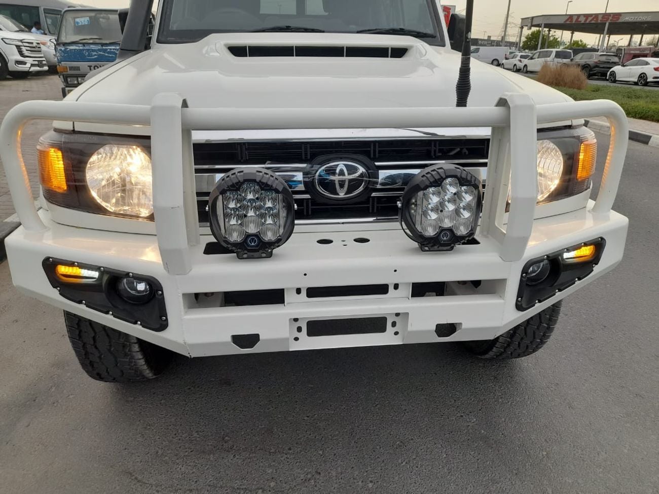 تويوتا لاند كروزر Right-Hand drive 3 door troop carrier V8 1VD diesel manual