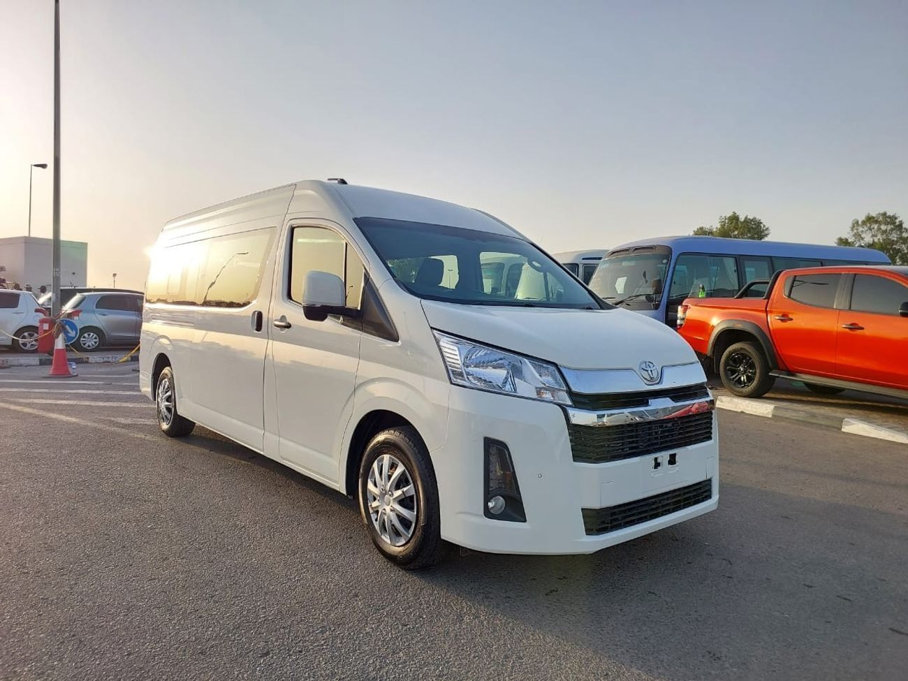 Toyota Hiace TOYOTA HIACE COMMUTER VAN RHD 2020 MODEL 2.8 L DIESEL AUTOMATIC(PM05350)