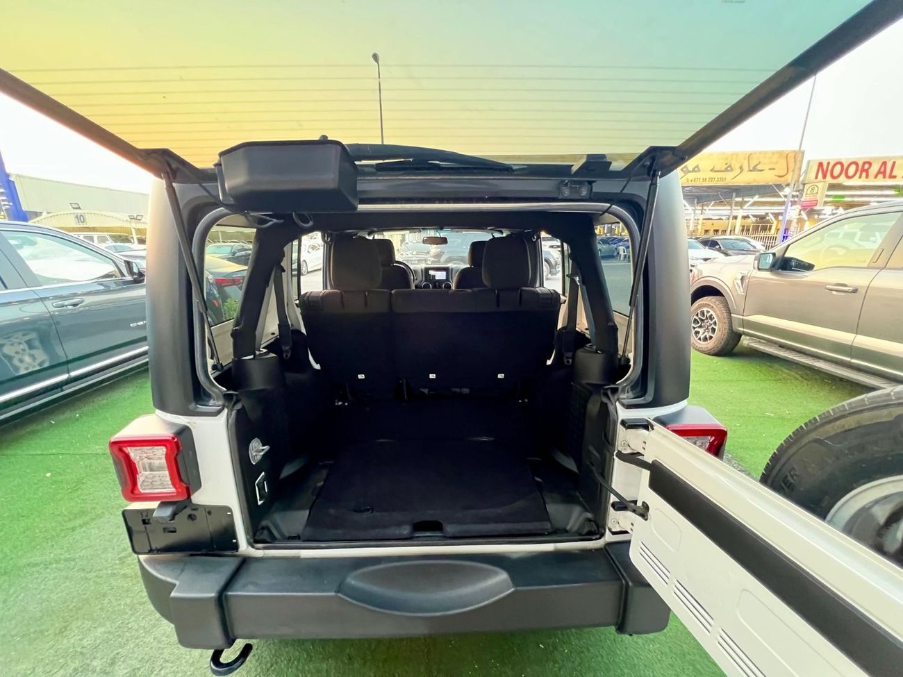 جيب رانجلر Sahara 3.6L A/T (5 Seater) warranty one year bank financie available